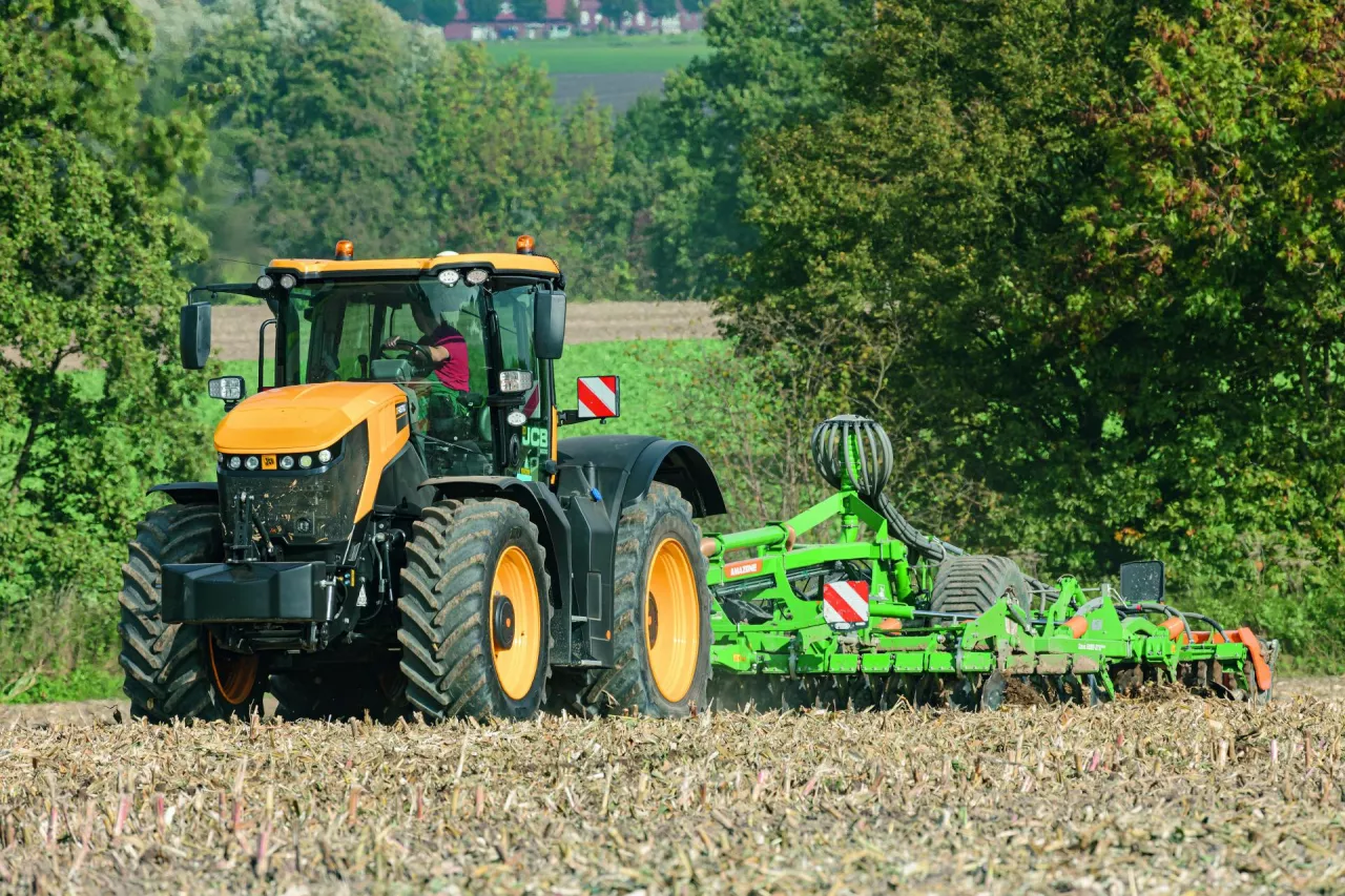 JCB Fastrac 8330 - jak ciagnik stworzony do transportu radzi sobie podczas prac polowych? test ciągnika podczas prac polowych oraz hamownia
