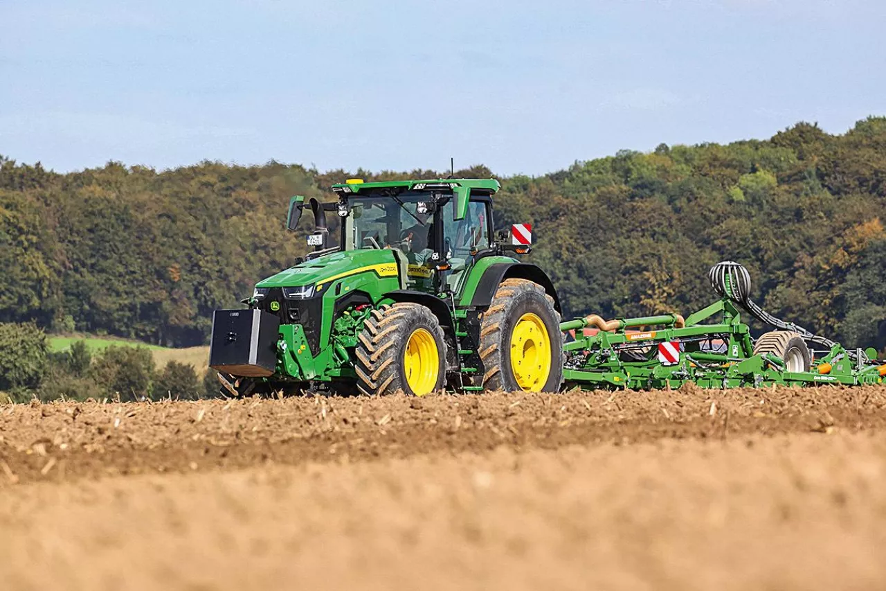 Test ciągnika John Deere 8R 410 pochodzi z czasopisma profi 1-2022.