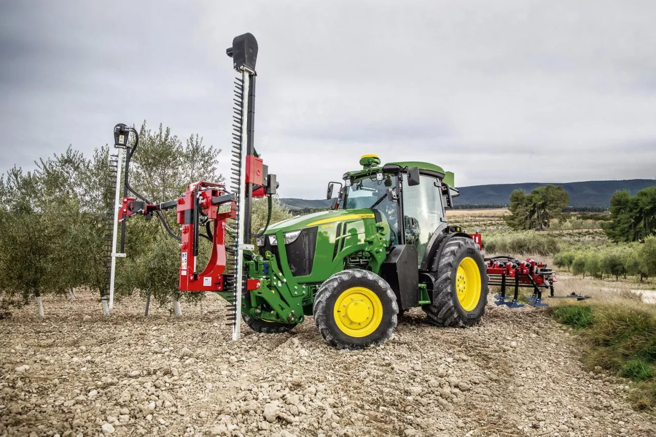 Ciągniki 5ML można wyposażyć w pakiet technologii rolnictwa precyzyjnego John Deere. Co równie istotne osiągają moc aż do 134 KM.  