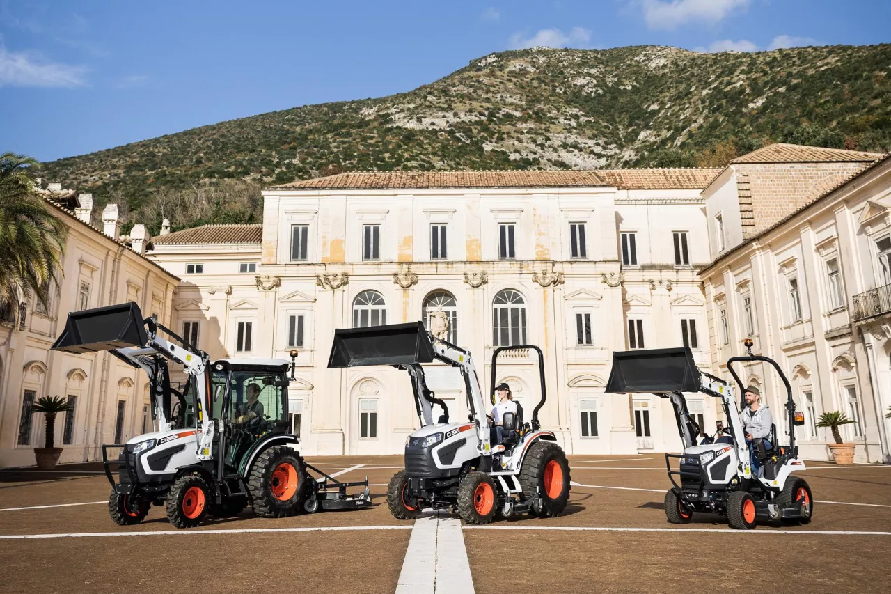 &lt;p&gt;Każdy z dziewięciu modeli z linii ciągników kompaktowych Bobcat ma inne rozmiary i moc silnika, z możliwością wyboru przekładni ręcznej lub hydrostatycznej; inne opcje to zaczep trzypunktowy lub cięgła dolne z szybkim opuszczaniem i struktura ochronna (ROPS) lub pełna zamknięta kabina.&lt;/p&gt;