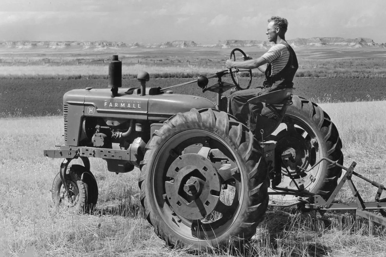&lt;p&gt;1923: inżynier z firmy International Harvester, Bert R. Benjamin, projektuje pierwszy prototypowy ciągnik Farmall.&lt;/p&gt;