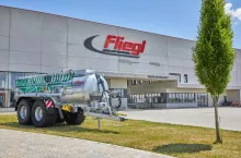 &lt;p&gt;W nowoczesnej fabryce w Mühldorf produkowanych jest rocznie około 4500 pojazdów i eksportowanych na cały świat.&lt;/p&gt;