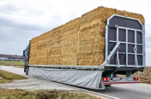 Naczepa SZS 300 BL Ultra zaspokaja rosnące zapotrzebowanie na wydajne rozwiązania transportowe w rolnictwie.