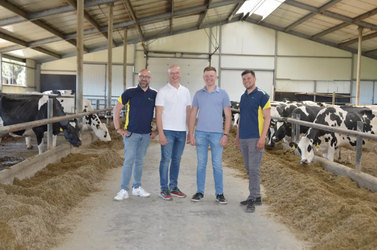 Gospodarstwo w Zalesicach: od lewej Marcin Winiarski (Agrifirm Polska), Piotr Wątły, Jakub Wątły oraz Mateusz Jóźwiak (Agrifirm)