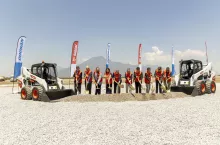 Uroczystość rozpoczęcia prac przy budowie zakładu produkcyjnego w Meksyku, w której brali udział przedstawiciele firmy Bobcat i miejscowi liderzy biznesu.