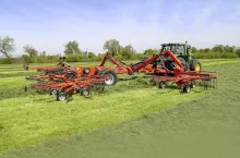 Jak wygląda praca czterokaruzelową zgrabiarką Kuhn GA 13231, system section control kontrola sekcji w zgrabiarce karuzelowej, maszyna zielonkowa podczas pracy