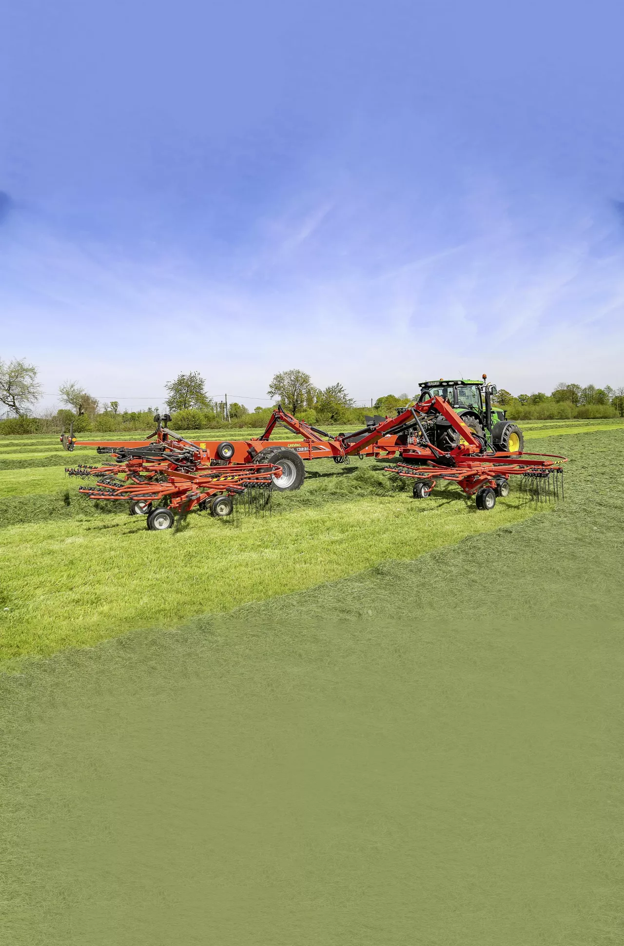 Jak wygląda praca czterokaruzelową zgrabiarką Kuhn GA 13231, system section control kontrola sekcji w zgrabiarce karuzelowej, maszyna zielonkowa podczas pracy