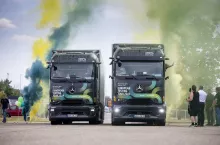 eActros 600 ma trzy zestawy akumulatorów, każdy o pojemności 207 kWh. Łączna pojemność zainstalowanych akumulatorów wynosi 621 kWh.