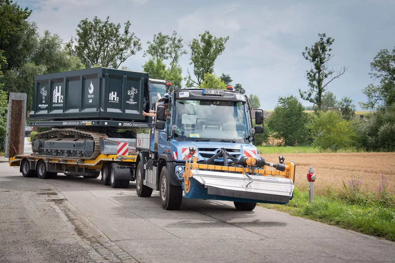 Mercedes-Benz Special Trucks i Mörtlbauer zaprezentowali dwa prototypowe pojazdy napędzane przez standardowe silniki wysokoprężne, ale zasilane wodorem. Czy ten rodzaj alternatywnego paliwa ma szansę podbić świat pojazdów spalinowych?