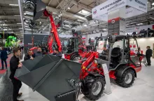 Na pierwszym planie ładowarka Weidemann 2080 LP na targach Agritechnica. Ten model z odpowiednim silnikiem może w opcji poruszać się z prędkością 30 km/h.