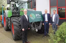 Stoją od lewej: Seth Crawford - Wiceprezes i Dyrektor Generalny Precision AG &amp; Digital), Robert Fraune (dyrektor zarządzający PTx Trimble GmbH i Ulrich Berger (burmistrz Salzkotten) podczas inauguracji spółki joint venture PTx Trimble w Salzkotten w kwietniu 2024 roku.