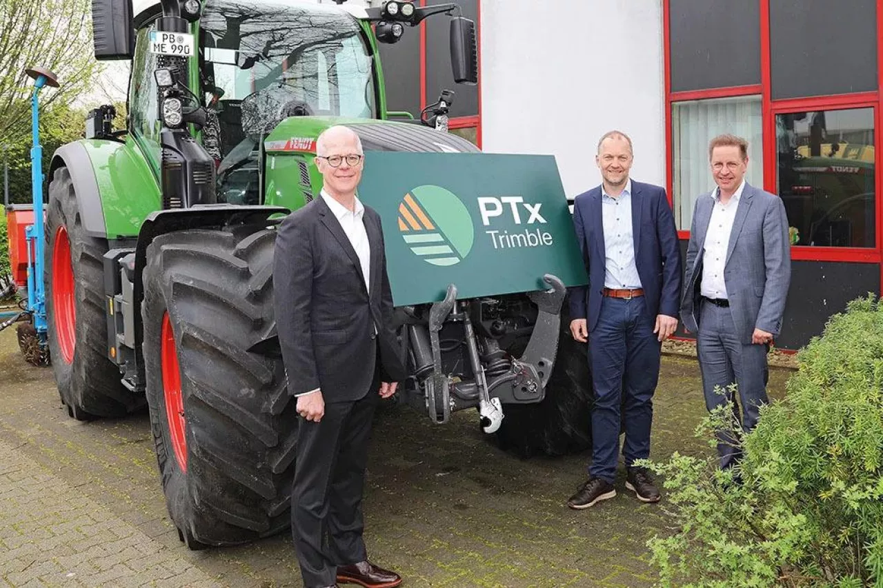 Stoją od lewej: Seth Crawford - Wiceprezes i Dyrektor Generalny Precision AG &amp; Digital), Robert Fraune (dyrektor zarządzający PTx Trimble GmbH i Ulrich Berger (burmistrz Salzkotten) podczas inauguracji spółki joint venture PTx Trimble w Salzkotten w kwietniu 2024 roku.