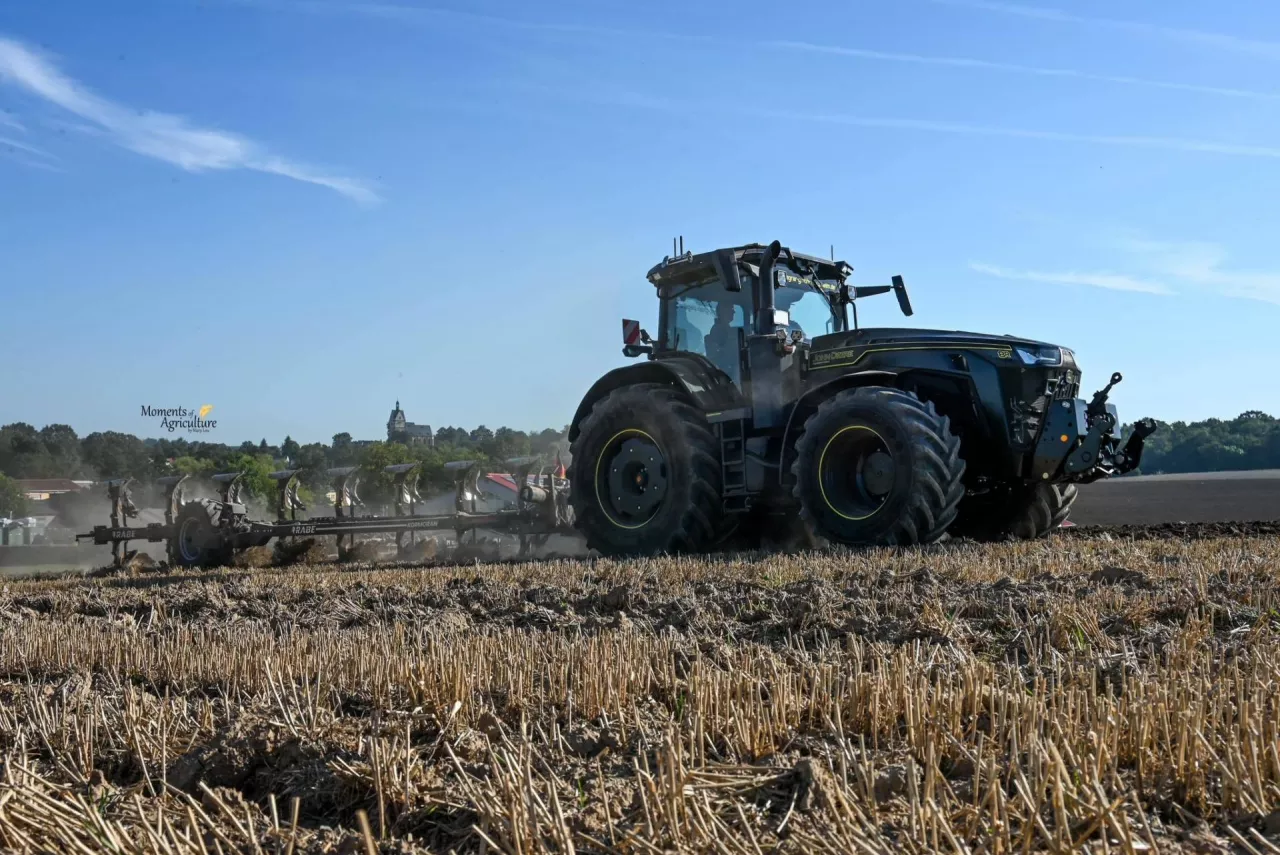 Czarny ciągnik John Deere 8R 340