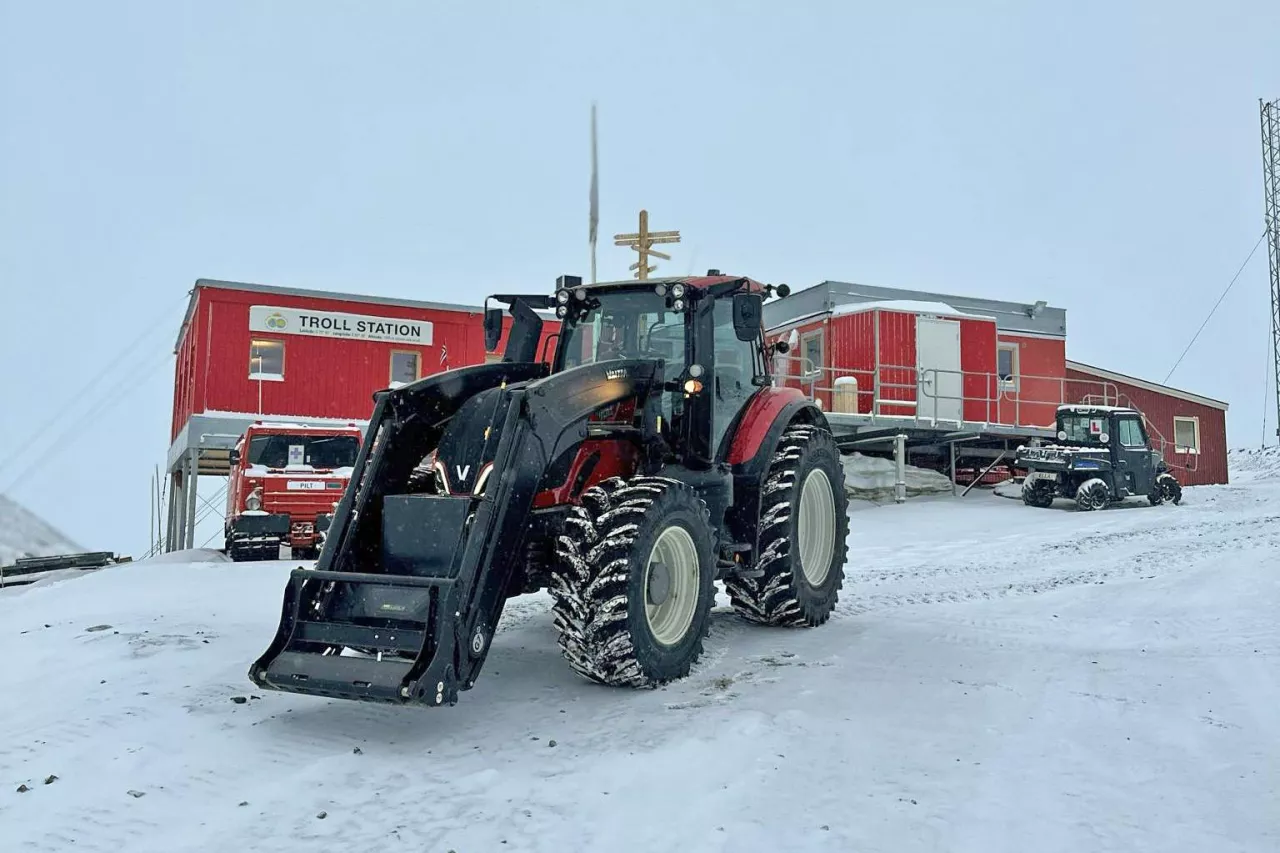 Valtra T235 Active pracuje na Antarktydzie z kruszarką Meri Crusher przy tworzeniu lodowych dróg.