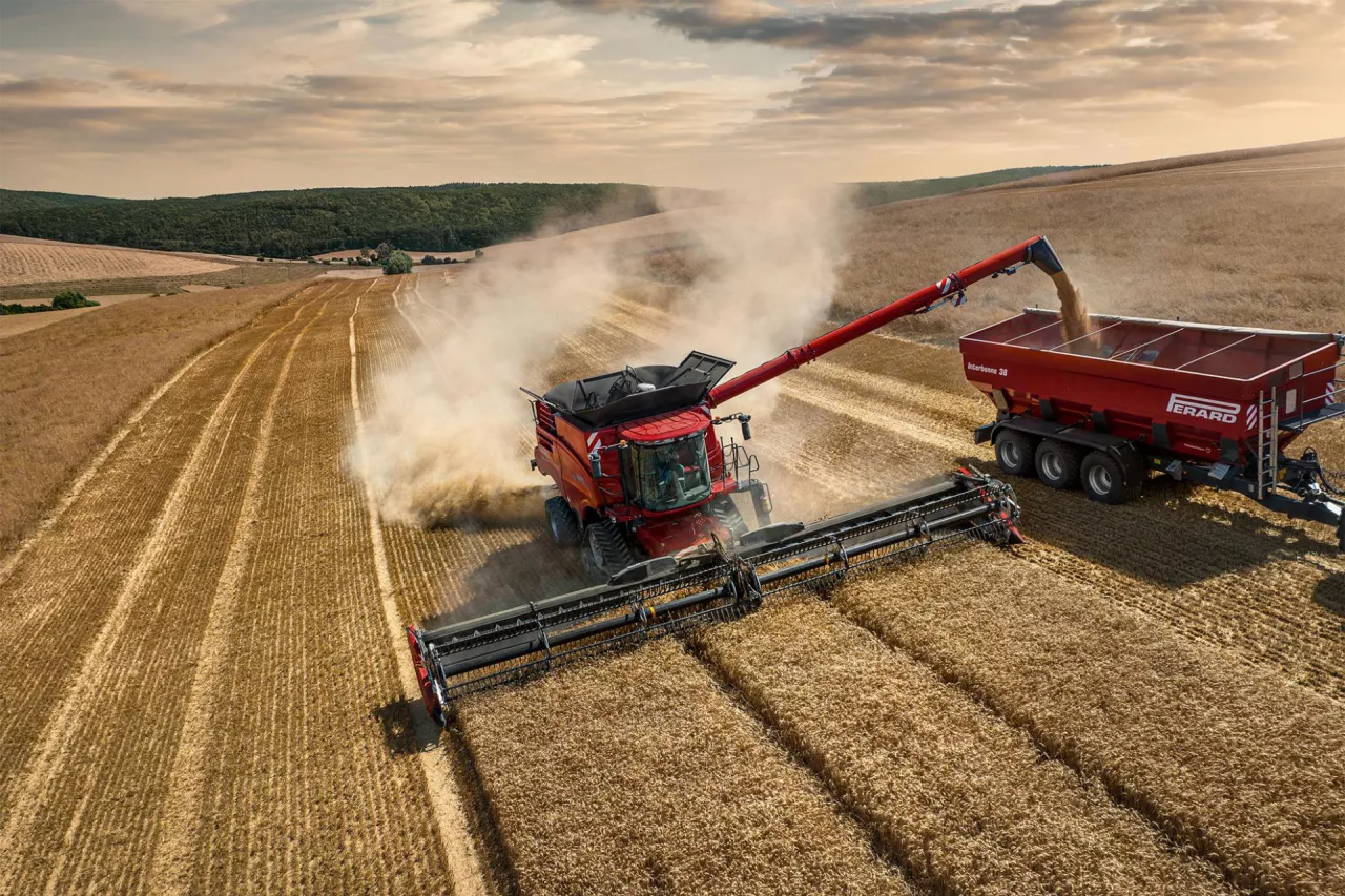 Marka Case IH kontynuuje świętowanie ”Roku Kombajnów”, oficjalnie wprowadzając na rynek serie Axial-Flow 160 i 260, dostępne na żniwa w 2025 r.