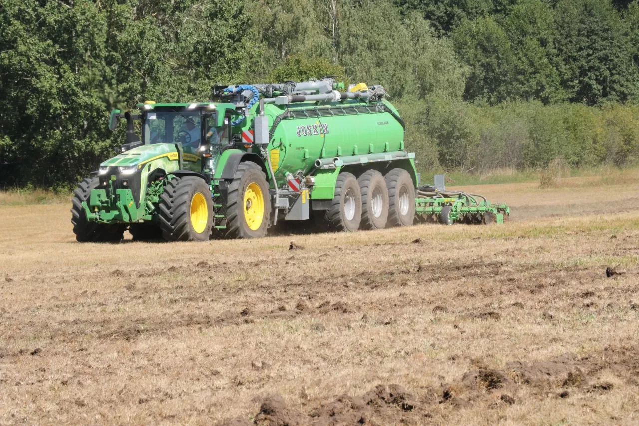 Precyzyjne dawkowanie gnojowicy z wykorzystaniem czujnika John Deere HarvestLab 3000.