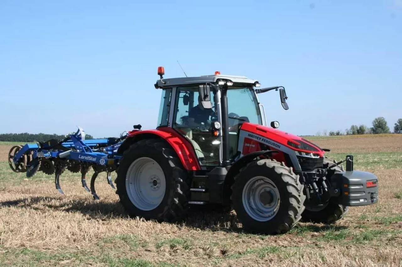 Massey Ferguson 5S.115 Dyna-6 + Landstal APB LP 250 (Agregat bezorkowy o szerokości roboczej 2,5 metra, wersja lekka przeznaczona do ciągników o mniejszej mocy)