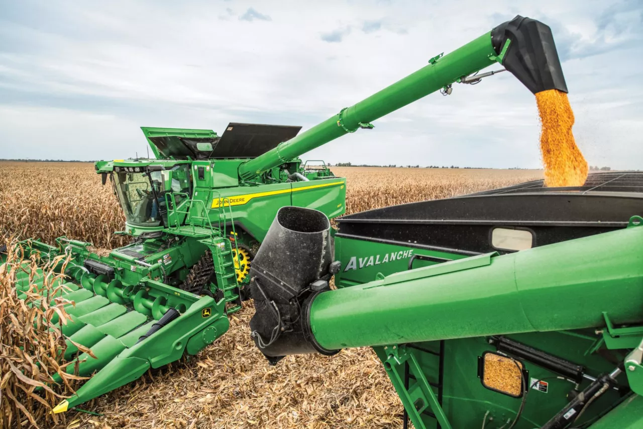 Trzy kombajny John Deere do zbioru kukurydzy, słonecznika i grochu. Czym się różnią?