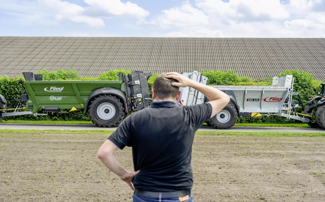 Rozrzutniki obornika Fliegl ADS 120 i Fliegl KDS 140 - zgarnianie materiału vs zsuwanie.