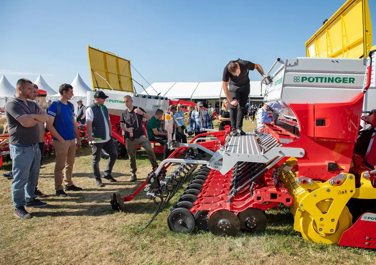 Polska jest jednym z istotnych rynków dla marki Pöttinger. Na zdjęciu fragment potężnego stoiska na targach Agro Show 2024 