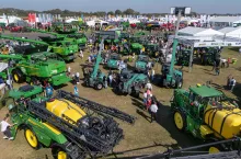 Dokładnie 25 lat temu John Deere pojawił się w Polsce, kraju odgrywającym kluczową rolę w europejskiej produkcji rolnej.