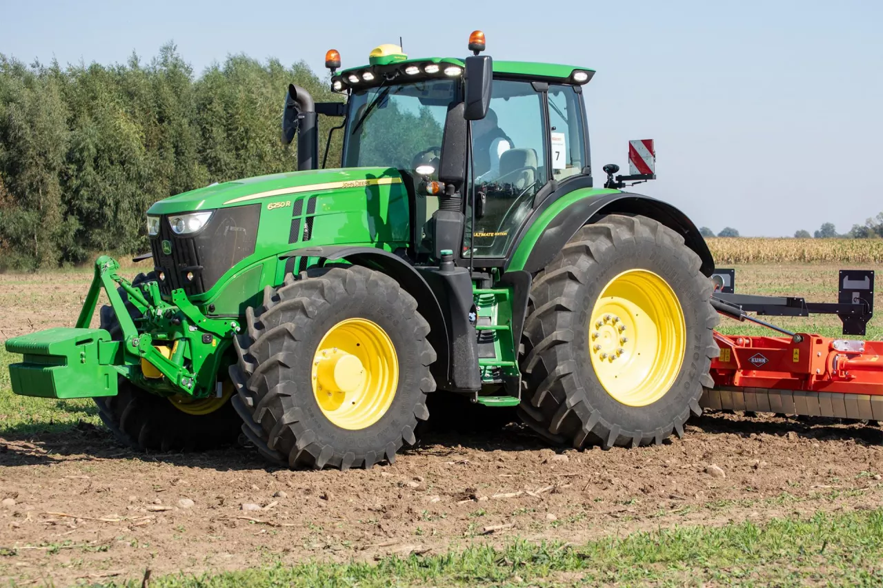 John Deere utrzymuje pozycję lidera. Udział marki John Deere w rynku za dziesięć miesięcy 2024 roku wynosi 15,3%.