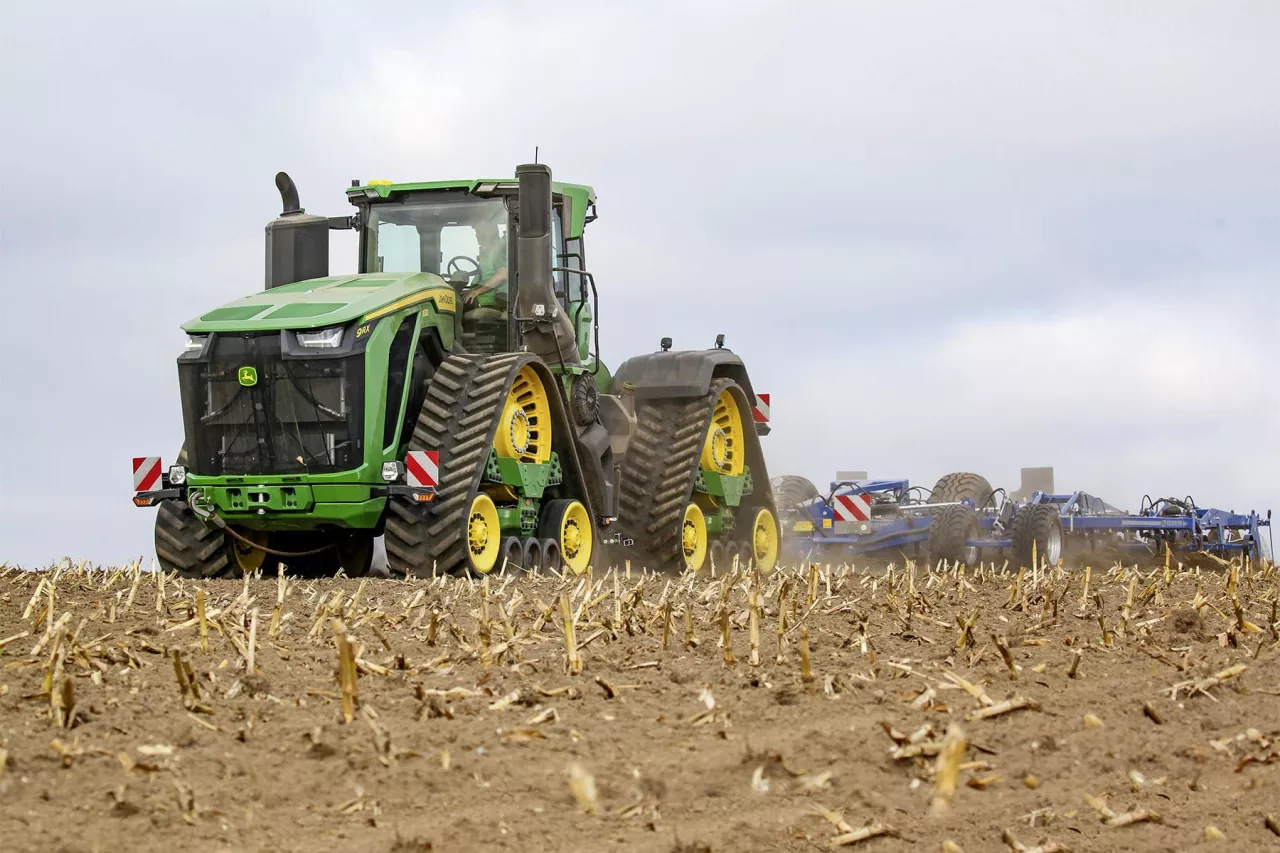 Magiczna bariera 1000 KM już jest w zasięgu wzroku. John Deere 9RX 830 ma aż 913 KM mocy maksymalnej!