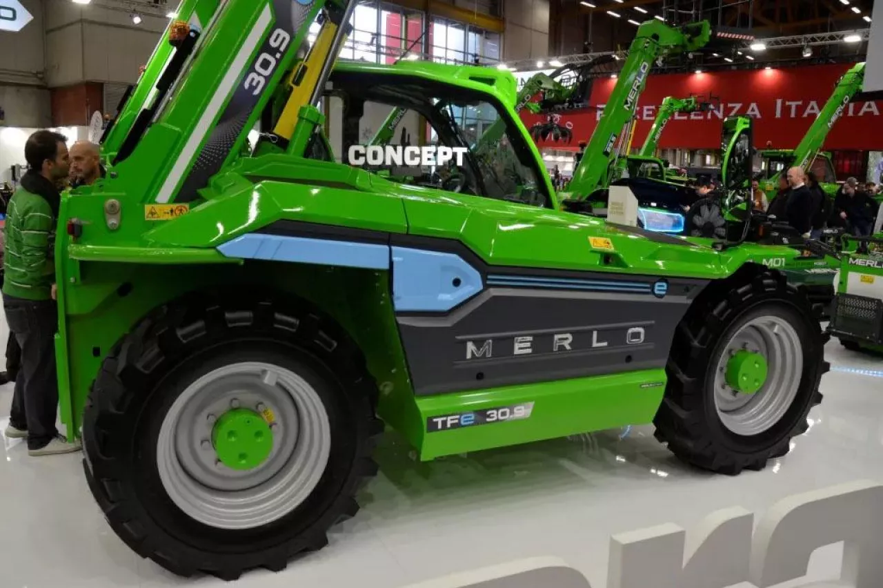 Merlo zaprezentowało elektryczną ładowarkę teleskopową Turbofarmer 30.9.