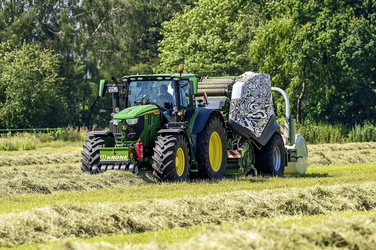 Testowana w ukryciu prototypowa prasa Krone w barwach maskujących