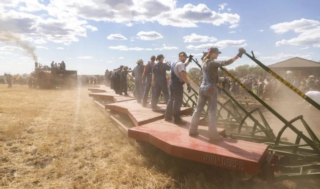 Rekord orki największym na świecie ciągnikiem parowym Case 150 z 51-skibowym pługiem John Deere