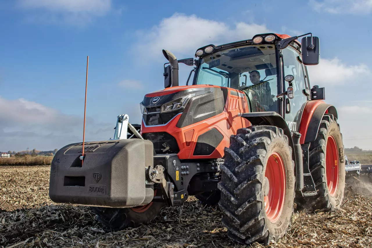 Testowany HX 1402 to samiec alfa wśród modeli Kioti ze względu na moc aż 140 KM. Przeznaczony jest dla gospodarstw, które szukają rozwiązań budżetowych. Fot. Jakubek