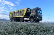 Ta przyczepa transportowa została opracowana specjalnie do użytku z FarmTruck i oferuje liczne zalety, które czynią ją dobrym wyborem dla nowoczesnych operacji rolniczych.