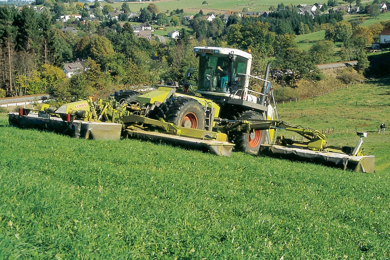 Kosiarka samobieżna Claas Cougar z pięcioma zespołami tnącymi o łącznej szerokości roboczej 14 m.