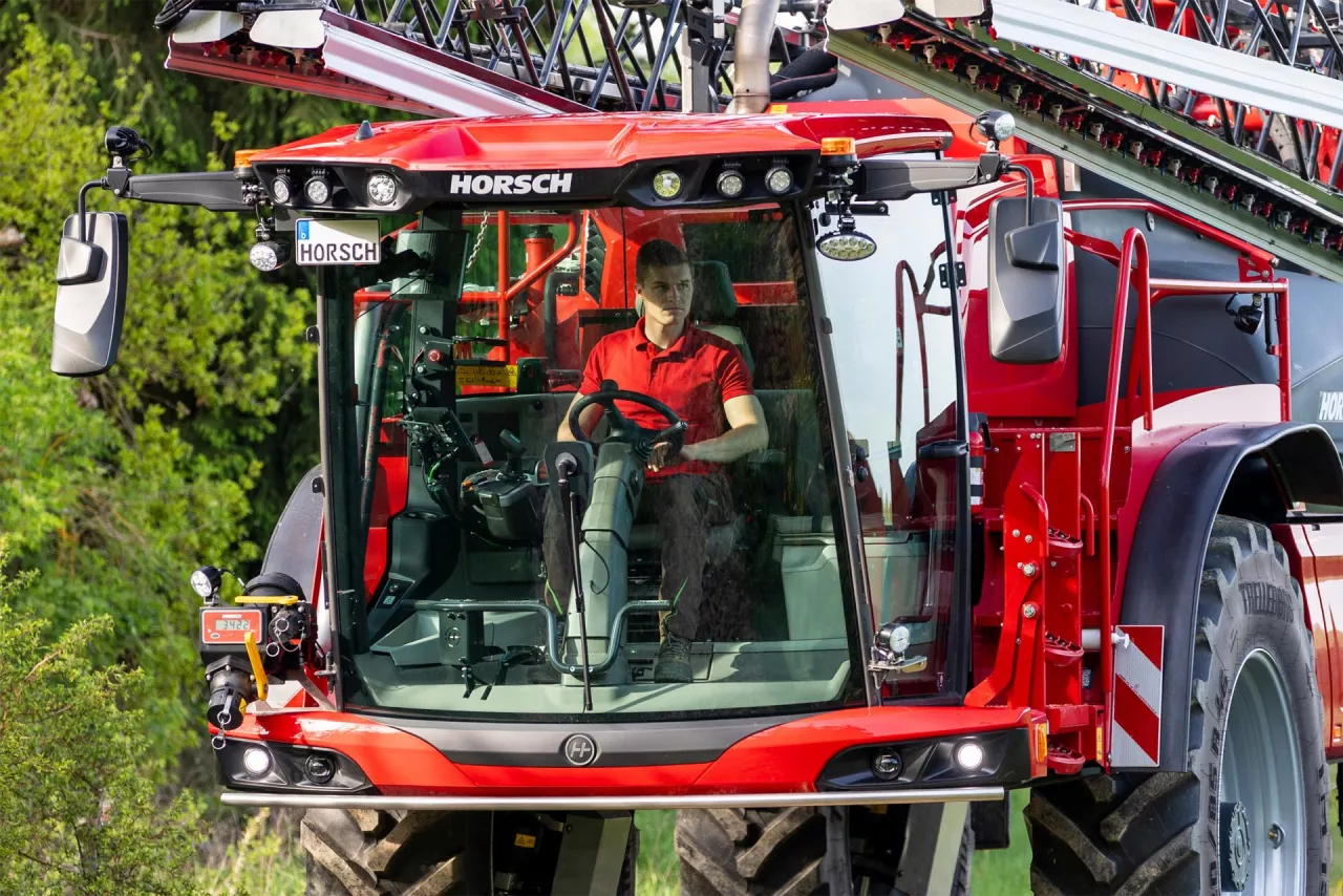 Nowe modele opryskiwaczy samojezdnych są już wyposażane w nową kabinę w wersjach Leeb VT, Leeb PT, Leeb VN oraz Leeb VL.