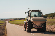 Rolnicy będą mogli szybciej jeździć ciągnikami! Kiedy nowe przepisy wejdą w życie?