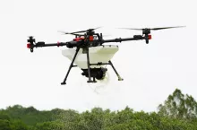 Dron rolniczy XAG P150 do oprysków i rozsiewania nawozu.