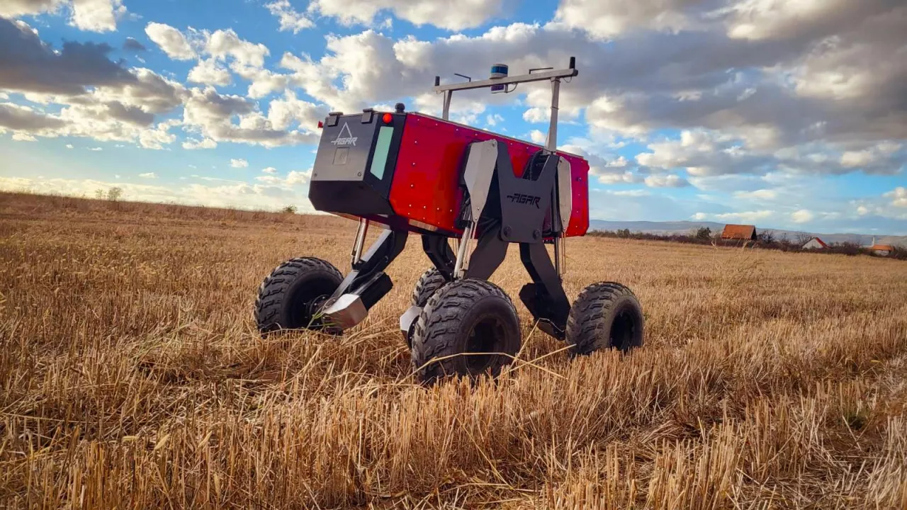 Robot AgAr, który sieje i pieli, podczas targów Agrotech pokaże firma Aurox. 