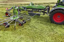 Z dodatkiem Pro nowe zgrabiarki centralne są sterowane przez ISOBUS i oferują interesujące dodatkowe funkcje, tj. zależne od prędkości dostosowanie wysokości roboczej palców. Fot. Wilmer, firmowe