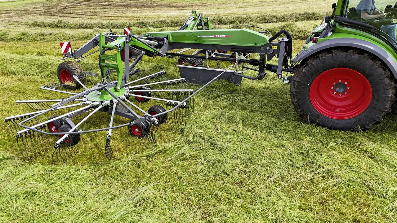 Z dodatkiem Pro nowe zgrabiarki centralne są sterowane przez ISOBUS i oferują interesujące dodatkowe funkcje, tj. zależne od prędkości dostosowanie wysokości roboczej palców. Fot. Wilmer, firmowe