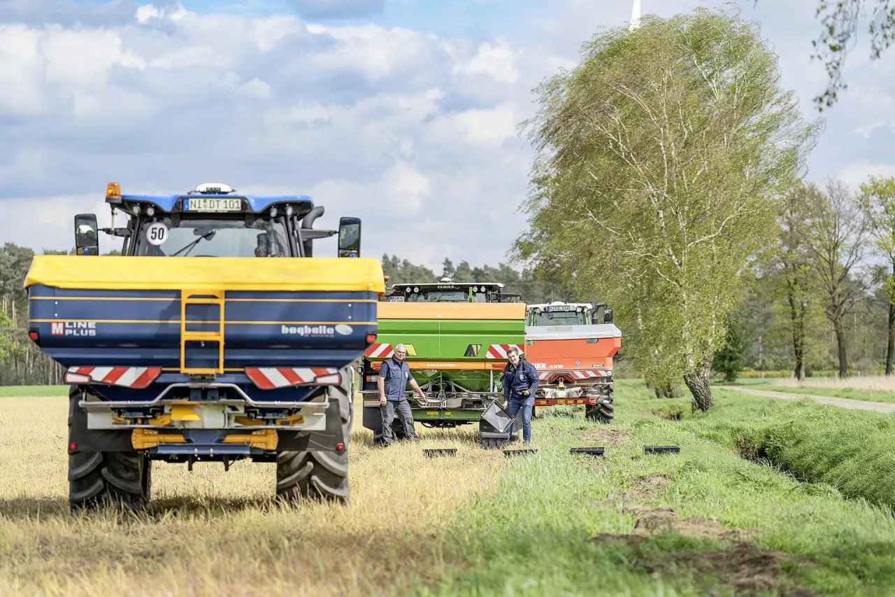 W naszym porównaniu brały udział trzy rozsiewacze, każdy z dwoma systemami rozsiewu granicznego. Fot. Lütke Hockenbeck, Böhrnsen (3), Lossie (2)