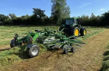 Model R68-78 to szersza z dwóch zgrabiarek w portfolio firmy
McHale, która rozsuwa się
do nieco ponad 7,80 m.