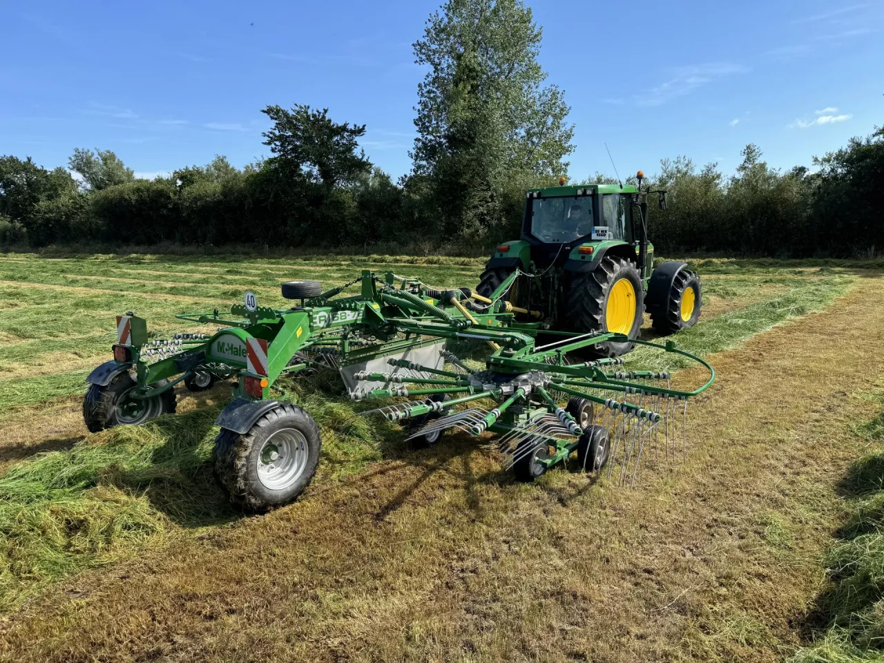 Model R68-78 to szersza z dwóch zgrabiarek w portfolio firmy
McHale, która rozsuwa się
do nieco ponad 7,80 m.