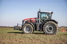 Z zewnątrz 9S wyróżnia się stylistyką i dużą kabiną. Z boku dobrze widoczna jest również wolna przestrzeń między komorą silnika a kabiną. Układ kierowniczy zapewnia dobry skręt przednich kół.