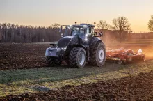 Kilka godzin spędziliśmy na malowniczym polu w okolicach Wałcza, testując Valtrę S416 i agregat Väderstad TopDown 400 ze zmienną regulacją głębokości roboczej.