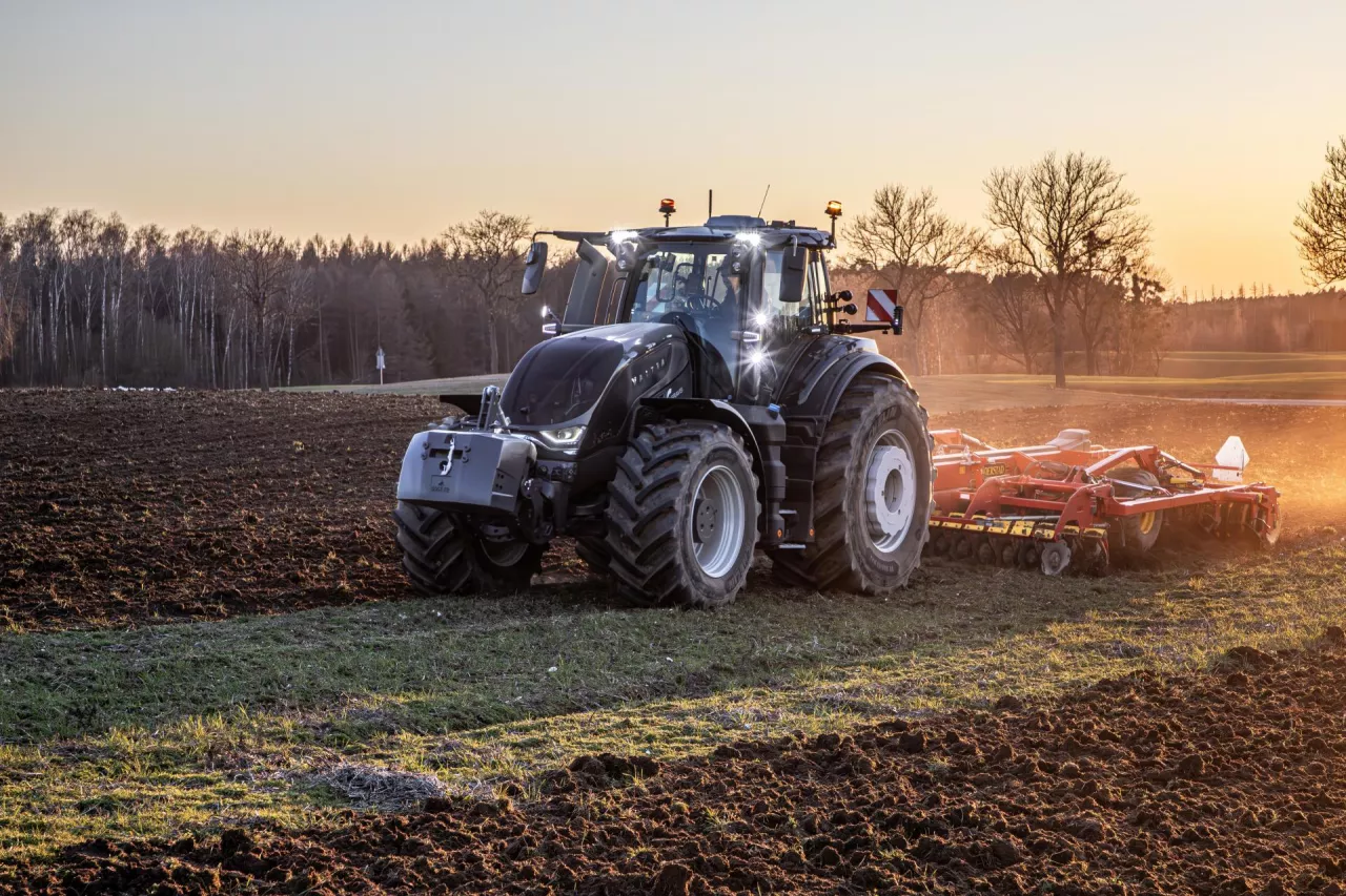 Kilka godzin spędziliśmy na malowniczym polu w okolicach Wałcza, testując Valtrę S416 i agregat Väderstad TopDown 400 ze zmienną regulacją głębokości roboczej.
