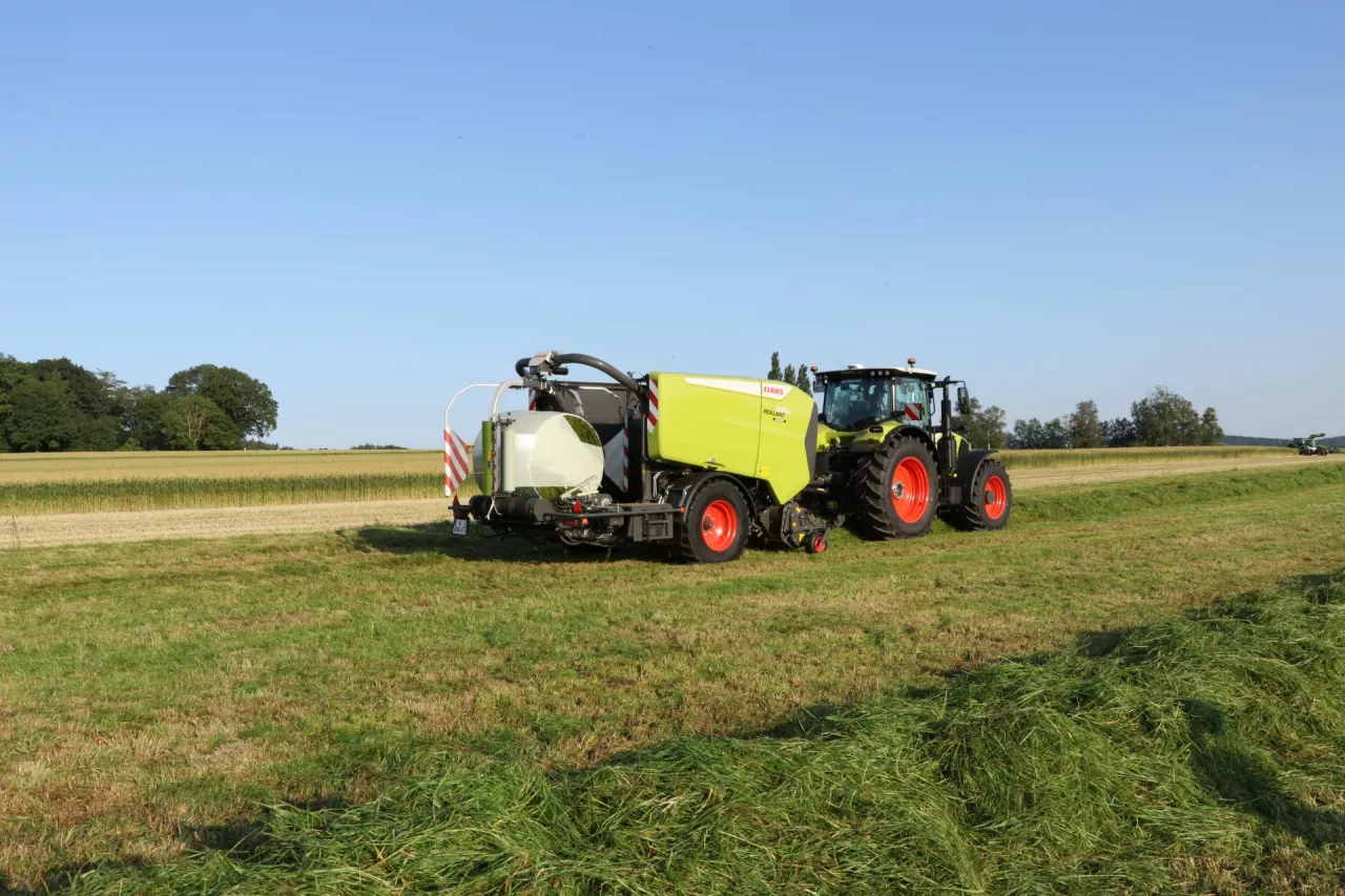 Prasoowijarka Claas Rollant 630 Uniwrap wyposażona jest w nowy podbieracz Multiflow o mniejszym zapotrzebowaniu mocy i większej wygodzie konserwacji niż wcześniej.