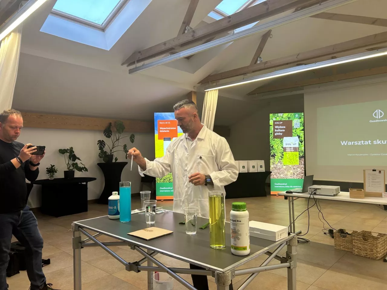 Zwieńczeniem wydarzenia Media Day 2025 były warsztaty prowadzone przez Tomasza Kaźmierczaka, managera ds. rozwoju produktu, poświęcone poprawie parametrów cieczy roboczej. Skupiono się na skuteczności rozwiązań takich jak Inex-A oraz nowości w ofercie firmy – PH Opti Pro, który zmniejsza pH cieczy roboczej i ogranicza twardość wody