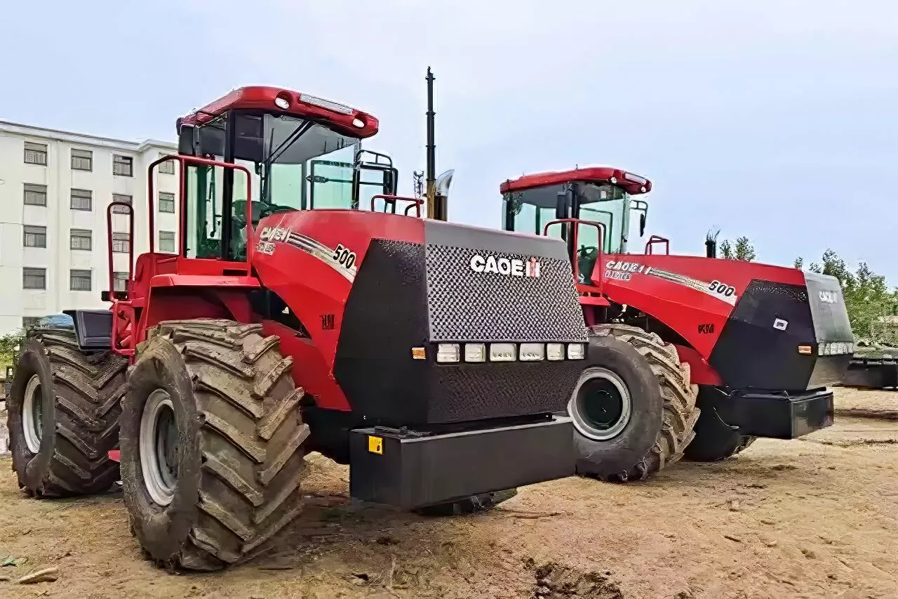 Firma Jiangsu World Agriculture Machinery oferuje komajn rotorowy Caoe IH Steiger, który jest imitacją przegubowych ciągników Case IH.