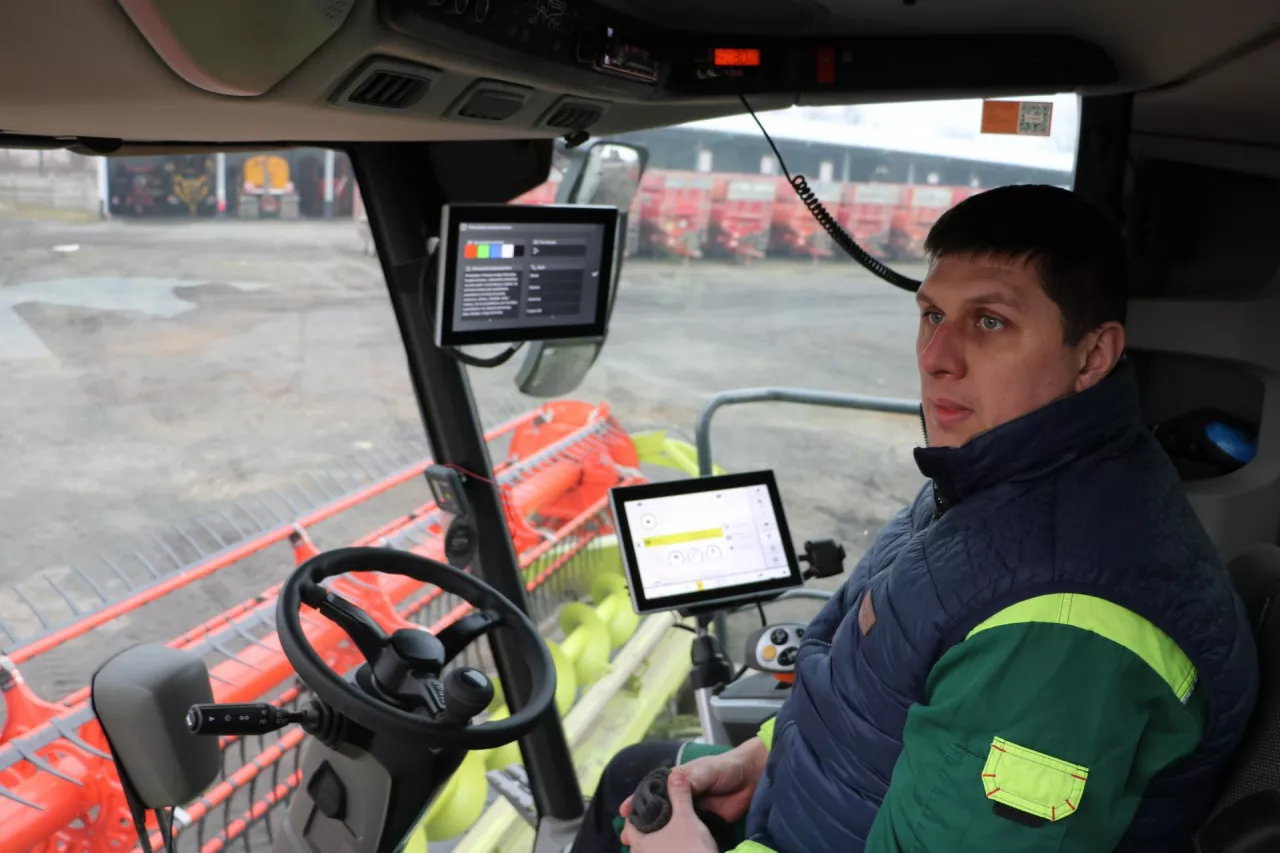 Bartosz Tołpa - operator maszyn w Kombinacie Kietrz.