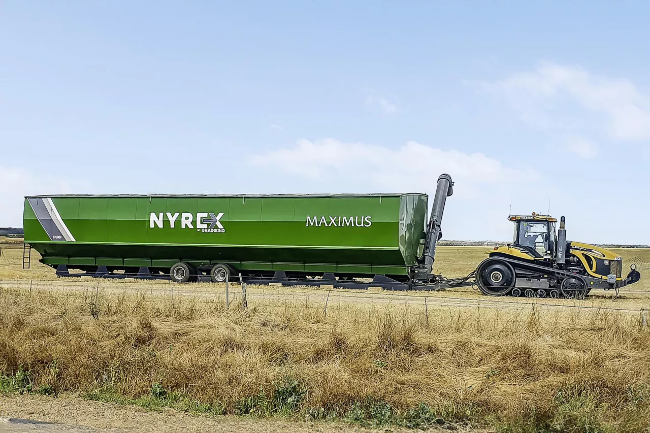 Olbrzymi zbiornik przeładowczy Nyrex GrainKing Maximus w zależności od modelu może pomieścić od 170 do nawet 300 ton ziarna.